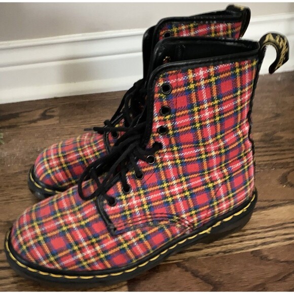 DR. MARTENS RED TARTAN PLAID BOOTS SIZE 9 US MADE IN ENGLAND RARE VINTAGE READ - Picture 1 of 10